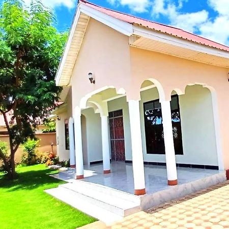 Bed and Breakfast Safi House Boma la Ngombe Экстерьер фото
