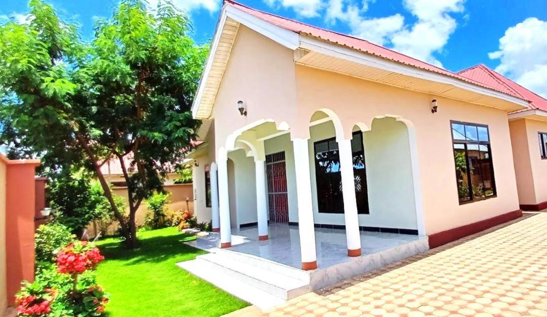 Bed and Breakfast Safi House Boma la Ngombe Экстерьер фото