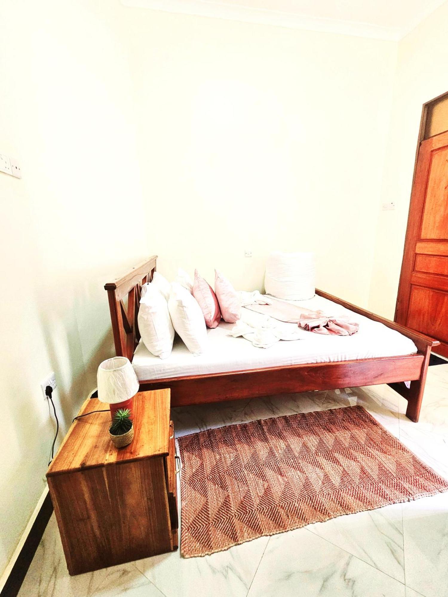 Bed and Breakfast Safi House Boma la Ngombe Экстерьер фото